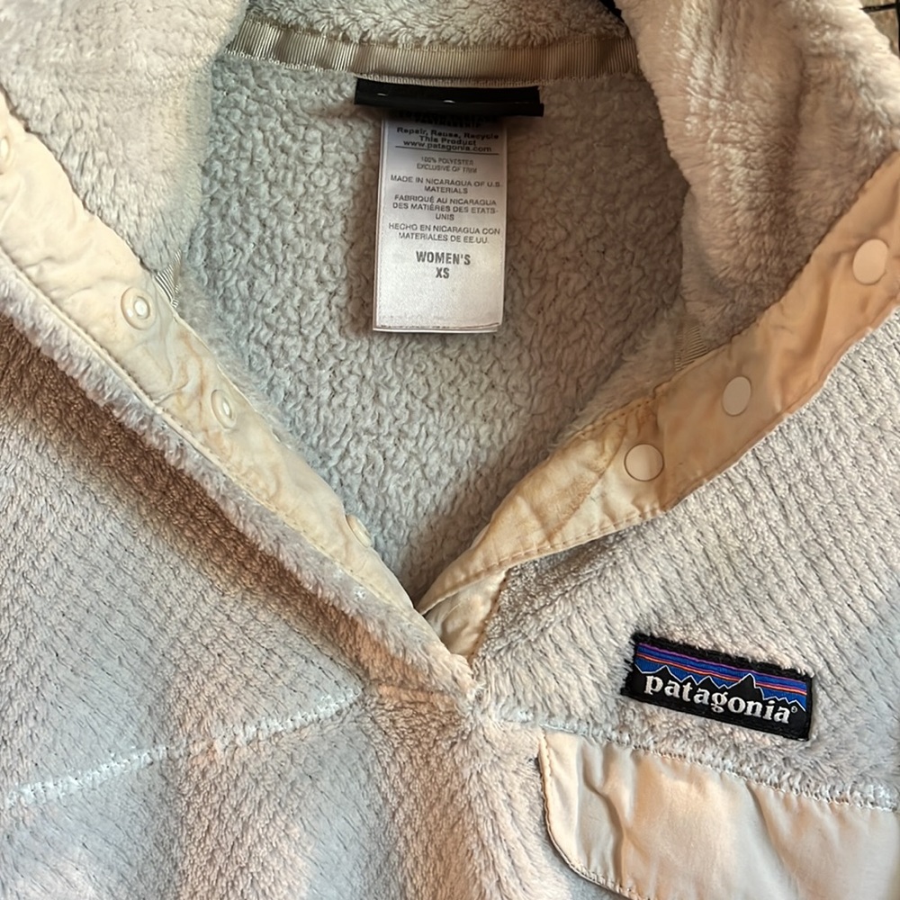 Patagonia Re-Tool Snap-T Pullover
Size XS
Color: Raw Linen-white X-dye - Picture 8 of 12
